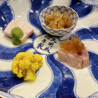 series - 寒鰤の藁焼き　黒酢の土佐酢ジュレ
                      カリフラワーのピクルス
                      大山鶏胸肉　椒麻ソース
                      大連産くらげ　柚子風味