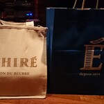エシレ・メゾン デュ ブール - 左が保冷袋に入ったバターケーキ。右の袋には、クロワッサンなどなど入っております