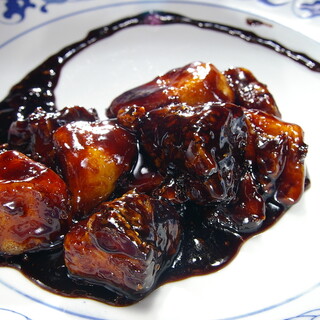 こだわりのタレで仕上げた「北京黒酢酢豚」は、「蒸し饅頭」と♪