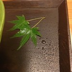 銀座 小十 - 桃のコンポートを載せたお盆の上には、霧吹きで水をかけてあります。手が込んでいます。