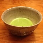 銀座 小十 - 空気をたくさん含んだ抹茶。こんなに美味い抹茶は初めて。
