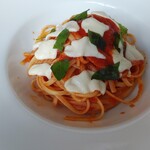ファッチャ - イタリアントマトとモッツァレラチーズのリングイーネ