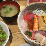 鮨たじま  - 海鮮丼とサラダ、味噌汁