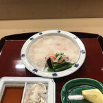 Akasaka Kikunoi - 昼懐石１２１００円。てっさ。河豚皮も添えてあります。少し厚めに、少し広めに仕上げたお造りで、河豚の旨味を楽しめます（╹◡╹）（╹◡╹）