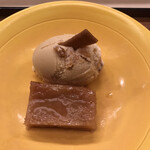 赤坂 菊乃井 - 昼懐石１２１００円。八つ橋アイスクリーム 焼き林檎。林檎は、コンポートのような味わいで、甘さが際立ち、とても美味しかったです（╹◡╹）。八つ橋アイスクリームとの相性も良かったです。
