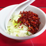 ラーメン二郎 - 待ってる間に粗挽き唐辛子投下～♪