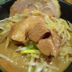 煮干し中華そば 一剣 - 持ち上げたらホロリと