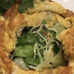 サワデーすみ芳 - カイチオームサップの卵焼きの下には野菜