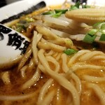 カラシビ味噌らー麺 鬼金棒 - 麺の表情。