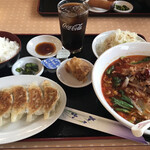 中華菜館　味香園 - 餃子のランチ¥700(ラーメンは坦々麺を選びました)