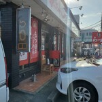 麺屋まる勝かっちゃんラーメン - 店舗の前に7台～8台は停まります(^^)v