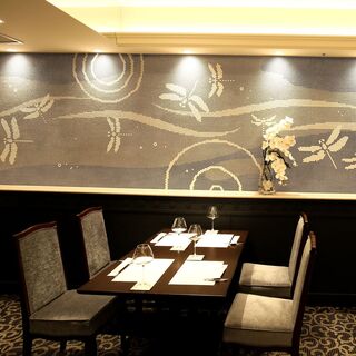 少し距離をあけ、ゆったりとお寛ぎ頂けます。
                                          徹底したコロナ対策15項目実施中