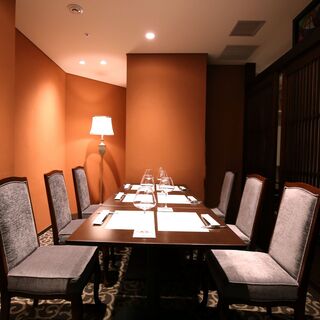 A private room with a luxurious feel (popular for business occasions and celebrations)