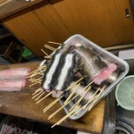 かぶと - 本日の主役　白い帯が入っているのが養殖、全体的にちょっと茶色っぽいのが天然（この日は浜名湖産）