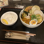 奥芝商店 - 季節の野菜カリー（しばしばスープ・辛さ9番）