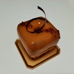 ショコラトリー・パティスリー ソリリテ - 粗くだきしたサブレをチョココーティングした土台に、チャイ風ミルクチョコムースとビターチョコムースの2層仕立て、タルトザクザク600円