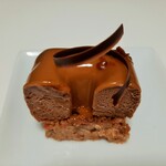 ショコラトリー・パティスリー ソリリテ - シナモンなどスパイスの利いたチャイ風味のミルクチョコムースと、キレ良い苦味のビターチョコ、分厚いサブレやナッツの土台がまさにザックザク！