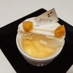 ショコラトリー・パティスリー ソリリテ - ホワッとまろやかにとろけるココナッツとホワイトチョコのムースに、鮮やかな酸味のパッションフルーツのクレームブリュレが好バランス