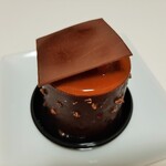 ショコラトリー・パティスリー ソリリテ - ベルガモットのクリームを忍ばせたキャラメル風味のミルクチョコムースを、ナッツ入りチョコでコーティング！ベルガモットキャラメル550円