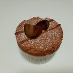 ショコラトリー・パティスリー ソリリテ - 栗のクレームブリュレの上にヘーゼルナッツ風味のチョコムース、マロンジャンドゥーヤ540円