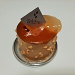 ショコラトリー・パティスリー ソリリテ - 洋梨風味のビターチョコムースにバニラ味の洋梨コンポート、ブロンドチョコのコーティング！ショコラ・オ・ポワール560円