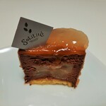 ショコラトリー・パティスリー ソリリテ - カカオのほろ苦さと洋梨のフルーティさが融合したビターチョコムースに、ジューシーな洋梨のコンポートやブロンドチョコのまろやかな甘味が合う！