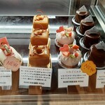 ショコラトリー・パティスリー ソリリテ - 苺やルビーチョコのピンク色が溢れる！可愛さ満点、春ならではのショーケース（その1）