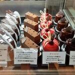 ショコラトリー・パティスリー ソリリテ - 栗や洋梨、リンゴなど秋の恵みとショコラのハーモニー！まったり芳醇なコクを楽しむ秋のショーケース（その1）