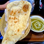 Himalaya Curry - 巨大なナン（熱々！）