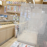 回転寿し トリトン - 【2020年11月】コロナ禍ゆえに隣の席に仕切板が有ります。