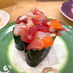 回転寿し トリトン - 【2020年11月】海鮮爆弾軍艦＠190円。