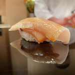 登喜和鮨 - 2週間寝かせ佐渡産寒鰤2枚重ね血合いは漬