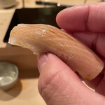 登喜和鮨 - 2週間寝かせ佐渡産寒鰤2枚重ね血合いは漬