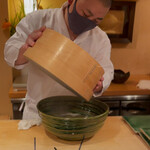 登喜和鮨 - 佐渡産なめた鰈の出汁を濾す