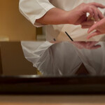 登喜和鮨 - 2週間寝かせ佐渡産寒鰤を握る