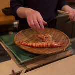 登喜和鮨 - 新発田産特大車海老
      採れた車海老は全て買占めるそうで
      大きさはランダム　笑笑