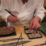 登喜和鮨 - 大洋酒造粕酢べにしぐれ大根を盛る