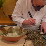 登喜和鮨 - 佐渡産ずわい蟹のとも和えを盛る