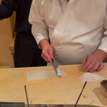 登喜和鮨 - 新潟産アオリイカを切る