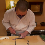 登喜和鮨 - 新潟村上産の黒ムツを切る