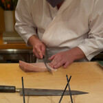 登喜和鮨 - 2週間寝かせ佐渡産寒鰤を切る