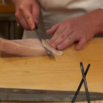 登喜和鮨 - 2週間寝かせ佐渡産寒鰤を切る