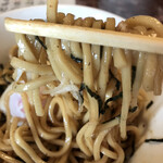 中華そば まるたけ - かき混ぜて太麺リフト