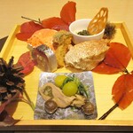 Otsuaji Asai - 晩秋の前菜八寸：北海道牡蠣の当座煮、大黒本しめじフライ、せいこ蟹、毛蟹共和え食べ比べ、秋鯖鮨、生湯葉、とんぶり、春菊 胡麻和え、唐墨、銀杏、むかご、蓮根チップス。秋の名残りを感じさせる厳選された食材が彩よく盛り付けられています。　　　　　2020.11.21