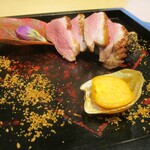 Otsuaji Asai - 焼物：焼いた群馬下仁田葱に ローストされた三河の鴨をスライスして盛られ、長時間炒った摺り胡麻を綺麗に散らしてあります。　甘ぁ～い鬼灯トマトと、紅く紅葉した柿の葉が添えてあります。 ポン酢で 美味しく頂きました。　　　　　2020.11.21