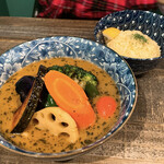 SAKURA BROWN - 【2020年11月】10品目の野菜カリー＠980円（辛さ３、ライス小）、提供時。