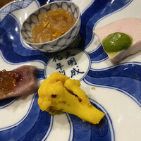 series - 上から大連産キクラゲ
                      大山鷄
                      カリフラワーのピクルス
                      鰤の土佐酢ジュレがけ