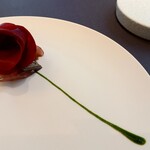 プレゼンテ スギ - 皮は炙り、身はガストロバックした鯖　プリンスファームのビーツ　地元農家の白インゲンのペースト　自家農園のイタリアンパセリのペースト