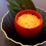 プレゼンテ スギ - 丸ごと凍らせて砕いた柿のカキ氷　窒素ガスで泡にした、ほうじ茶のシロップ