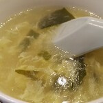 口福館 - とろみのある溶き卵とワカメのスープ、ちょっと変わった？味です。